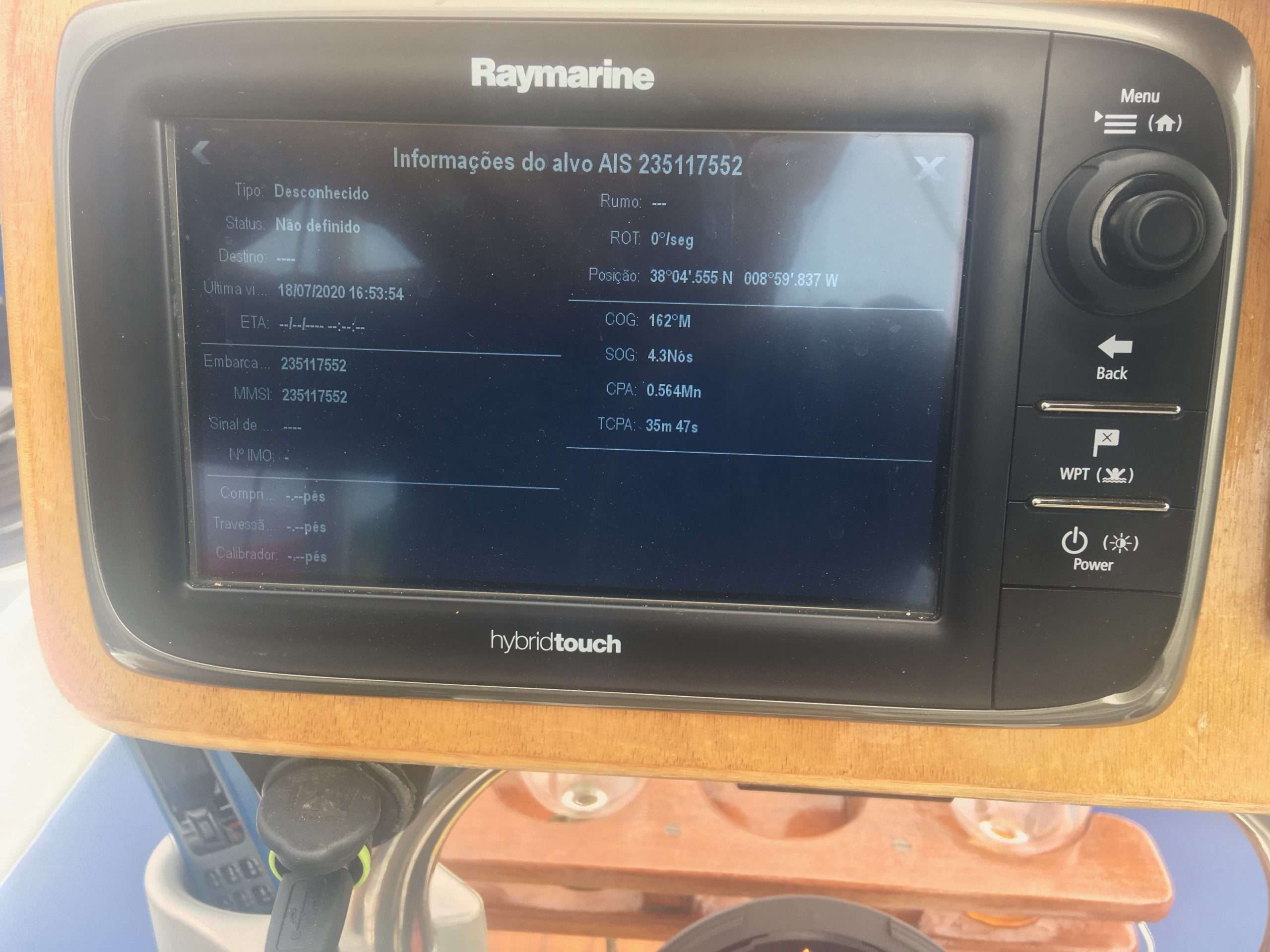 Dados de alvo AIS com COG SOG CPA e TCPA no chartplotter Raymarine do FORMIDÁVEL